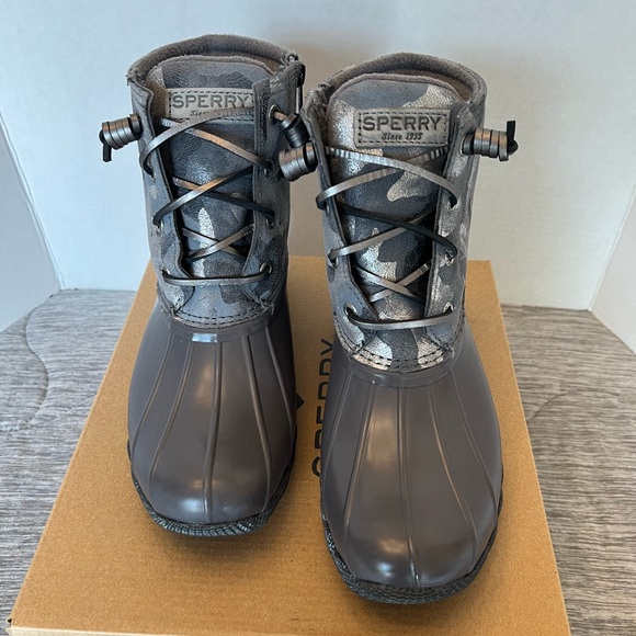 Like new! Sperry Saltwater Met Camo silver. Size 6.5 - Picture 3 of 7